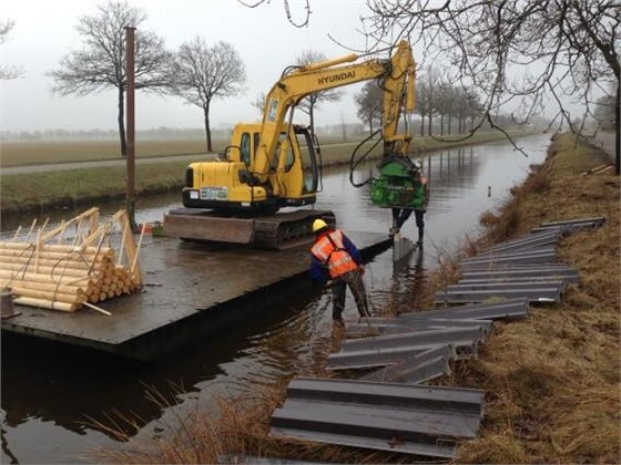 拉森钢板桩施工现场图 拉森钢板桩施工现场图