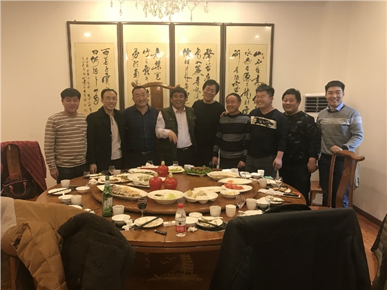 中鸿焰鑫森域销售代表与客户合影.jpg 中鸿焰鑫森域销售代表与客户合影.jpg