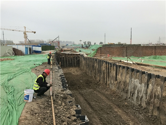 中鸿焰鑫森域钢板桩施工.jpg